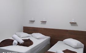 Quarto com ventilador,ar frigobar e garagem